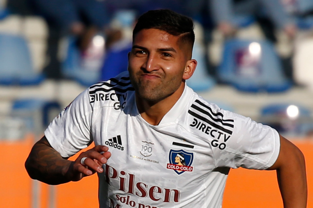 Ignacio Jara celebrando un gol durante la temporada 2021 con la camiseta de Colo-Colo.