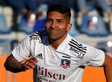 Ignacio Jara celebrando un gol durante la temporada 2021 con la camiseta de Colo-Colo.