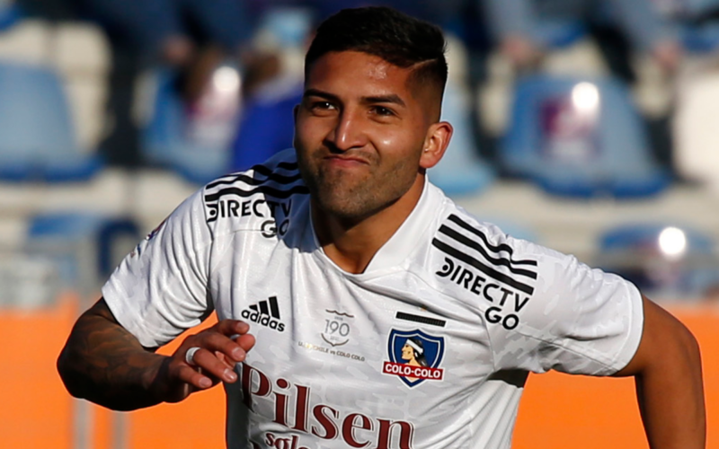 Ignacio Jara celebrando un gol durante la temporada 2021 con la camiseta de Colo-Colo.