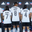 Futbolistas del plantel femenino y masculino de Colo-Colo muestran de espaldas la camiseta de la temporada 2024.