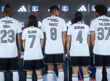Futbolistas del plantel femenino y masculino de Colo-Colo muestran de espaldas la camiseta de la temporada 2024.