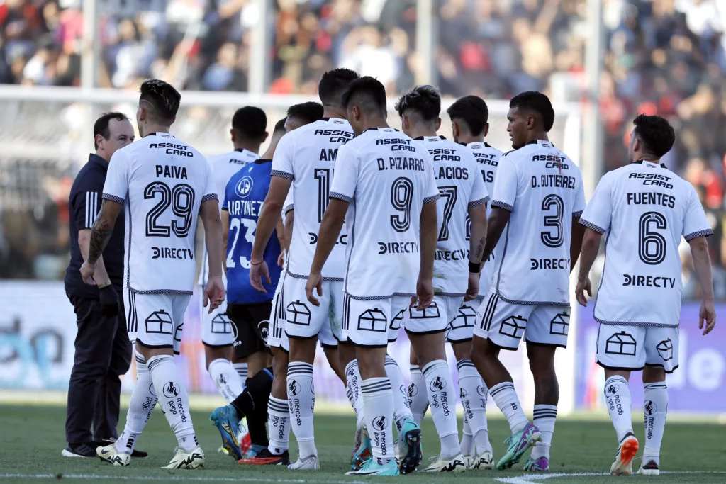 Futbolistas de Colo-Colo caminando en la cancha