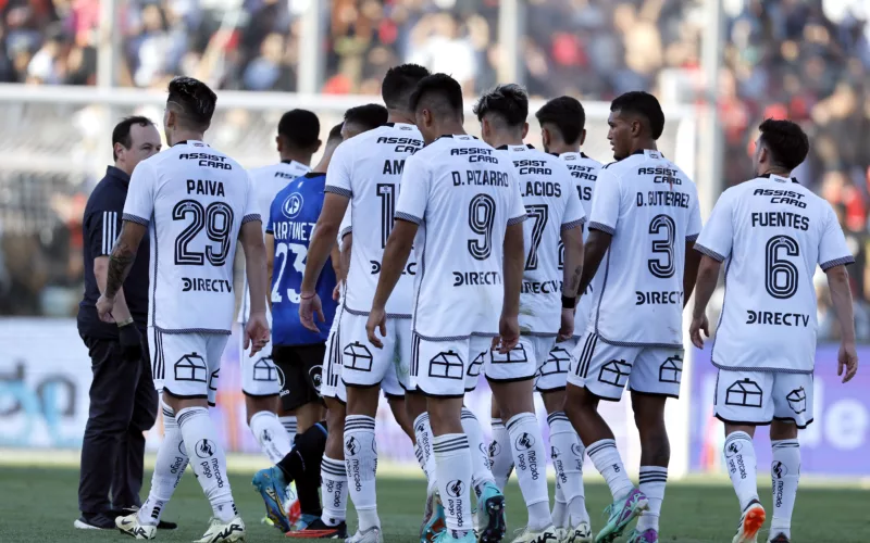 Futbolistas de Colo-Colo caminando en la cancha