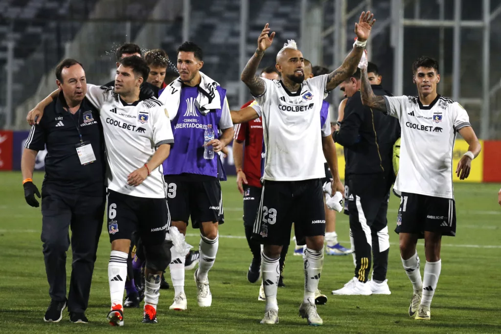 Futbolistas de Colo-Colo, liderados por Arturo Vidal, se despiden de la gente y abandonan el terreno de juego del Estadio Monumental.