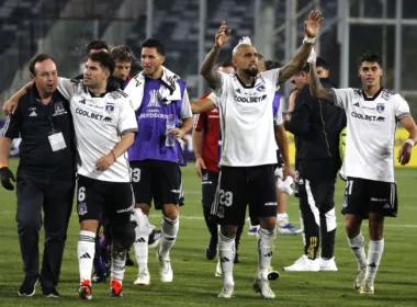 Futbolistas de Colo-Colo, liderados por Arturo Vidal, se despiden de la gente y abandonan el terreno de juego del Estadio Monumental.