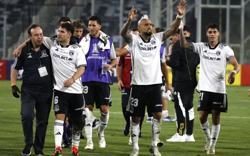 Futbolistas de Colo-Colo, liderados por Arturo Vidal, se despiden de la gente y abandonan el terreno de juego del Estadio Monumental.