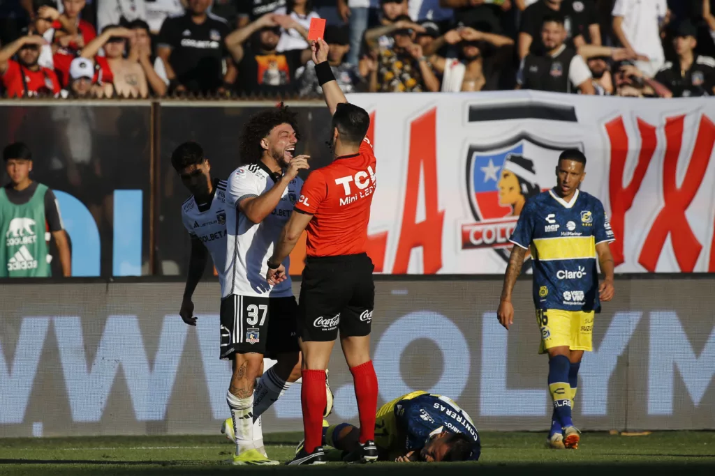 Maximiliano Falcón siendo expulsado en partido de Colo-Colo