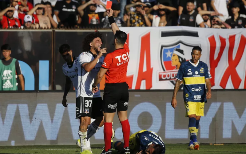 Maximiliano Falcón siendo expulsado en partido de Colo-Colo