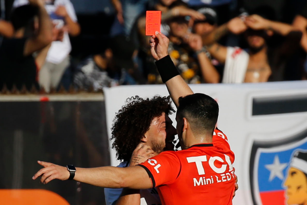 Fernando Véjar le muestra la tarjeta roja a Maximiliano Falcón tras una agresión sobre un jugar de Everton en el triunfo 4-1 de Colo-Colo, válido por la sexta fecha del Campeonato Nacional 2024.