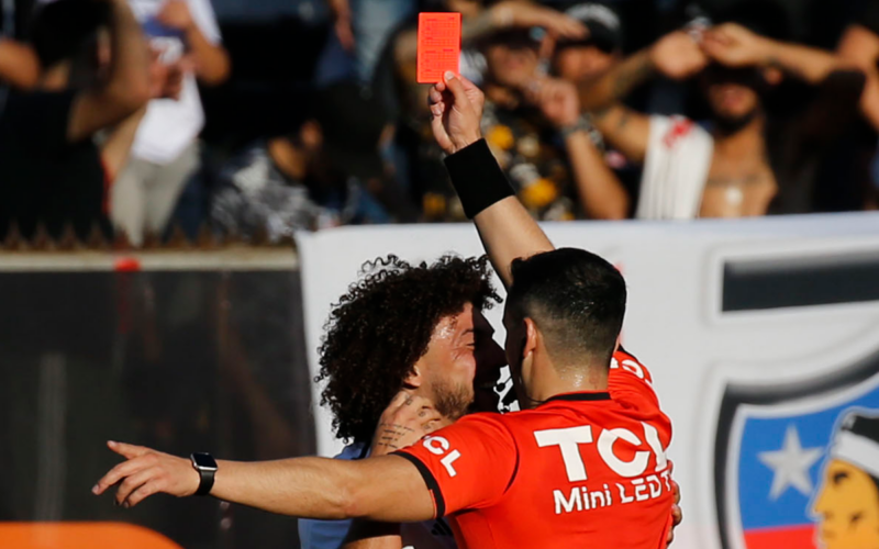 Fernando Véjar le muestra la tarjeta roja a Maximiliano Falcón tras una agresión sobre un jugar de Everton en el triunfo 4-1 de Colo-Colo, válido por la sexta fecha del Campeonato Nacional 2024.