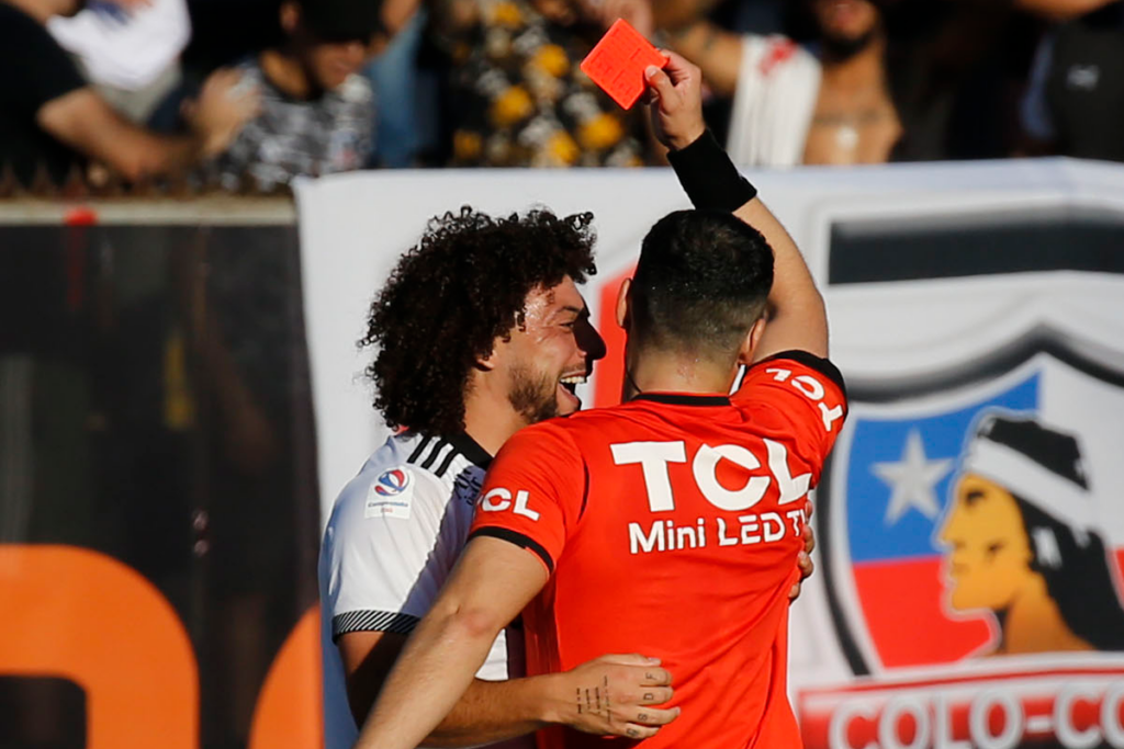 Maximiliano Falcón recibe la tarjeta roja y sonríe de manera irónica frente al árbitro del partido ante Everton por la sexta fecha del Campeonato Nacional 2024.