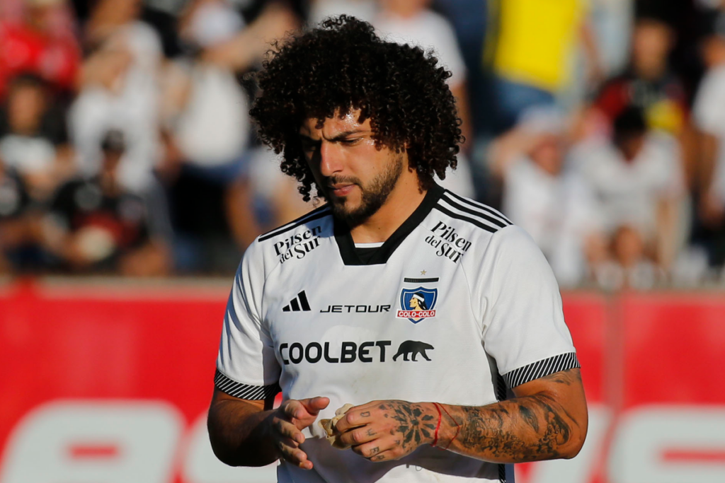 Maximiliano Falcón con la mirada muy cabizbaja en pleno partido de Colo-Colo tras ser expulsado en el encuentro ante Everton por la sexta fecha del Campeonato Nacional 2024.