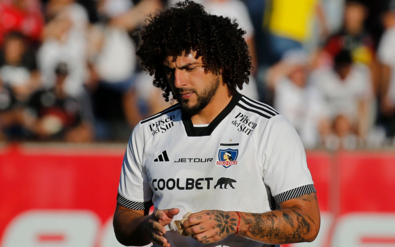 Maximiliano Falcón con la mirada muy cabizbaja en pleno partido de Colo-Colo tras ser expulsado en el encuentro ante Everton por la sexta fecha del Campeonato Nacional 2024.