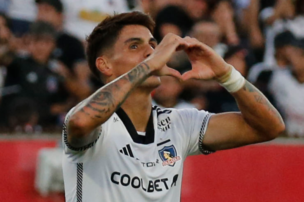 Erick Wiemberg forma un corazón con sus manos en forma de celebración tras anotar un gol con la camiseta de Colo-Colo.