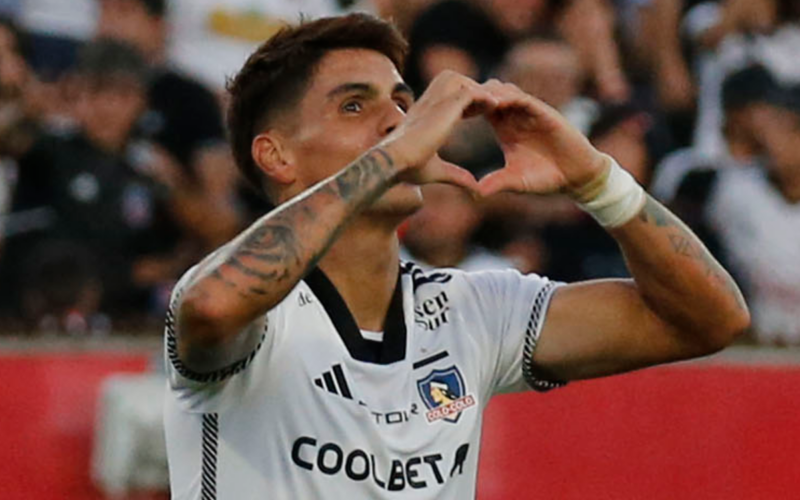 Erick Wiemberg forma un corazón con sus manos en forma de celebración tras anotar un gol con la camiseta de Colo-Colo.