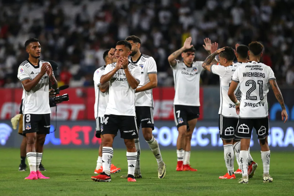 Futbolistas de Colo-Colo se abrazan y alzan sus brazos para despedirse del público tras el triunfo 4-1 ante Everton por el Campeonato Nacional 2024.