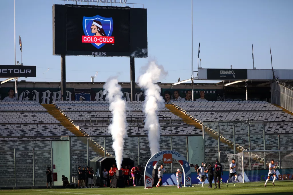 Foto al sector norte del Estadio Monumental con las galerías totalmente vacías mientras sale el equipo de Colo-Colo al terreno de juego para un compromiso por el Campeonato Nacional 2024.