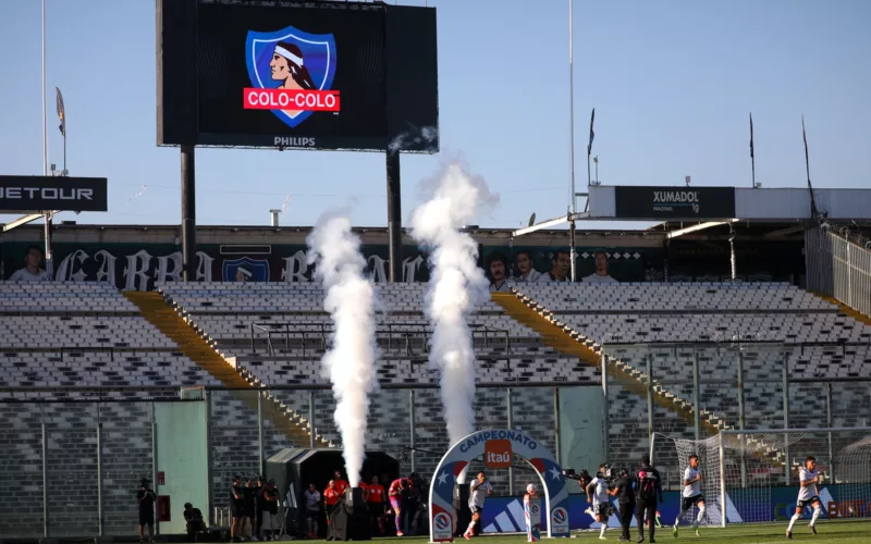 Foto al sector norte del Estadio Monumental con las galerías totalmente vacías mientras sale el equipo de Colo-Colo al terreno de juego para un compromiso por el Campeonato Nacional 2024.