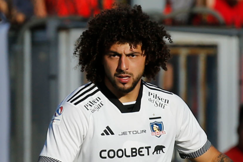 Maximiliano Falcón en pleno partido con la camiseta de Colo-Colo y con su rostro bastante serio.