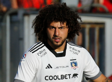 Maximiliano Falcón en pleno partido con la camiseta de Colo-Colo y con su rostro bastante serio.