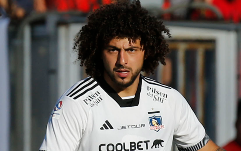 Maximiliano Falcón en pleno partido con la camiseta de Colo-Colo y con su rostro bastante serio.