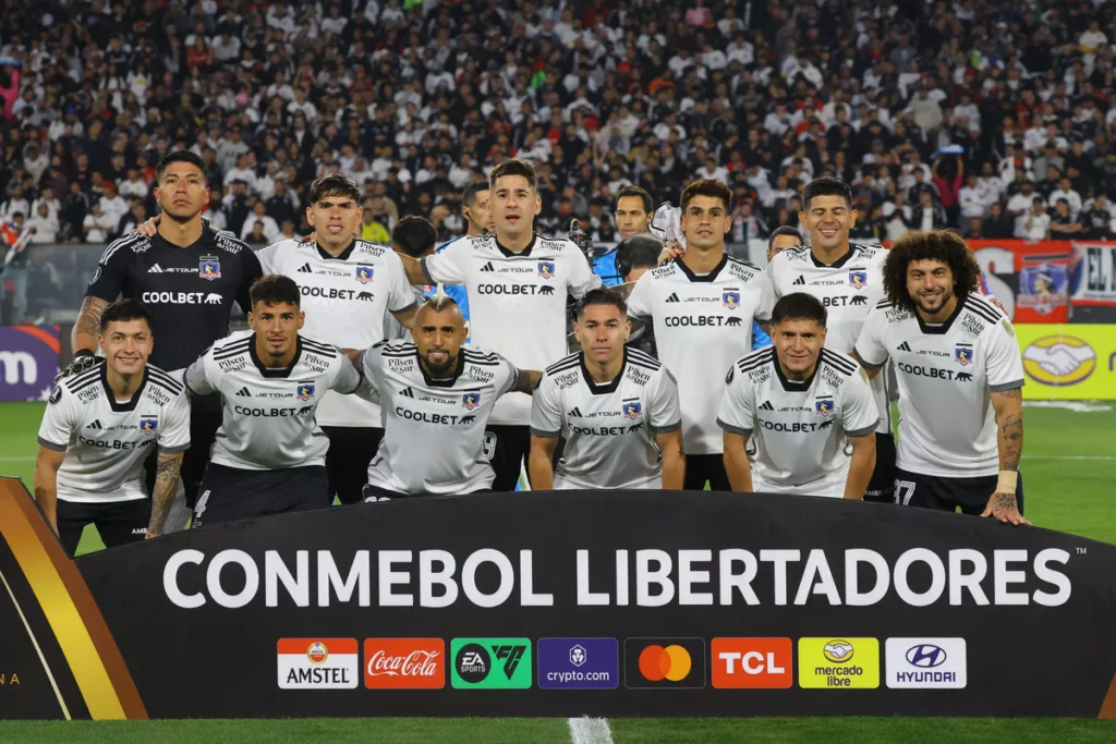 Futbolistas de Colo-Colo posan para la foto oficial del equipo equipo titular ante Cerro Porteño, válido por la primera fecha de la Copa Libertadores 2024.