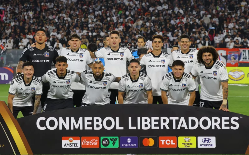 Futbolistas de Colo-Colo posan para la foto oficial del equipo equipo titular ante Cerro Porteño, válido por la primera fecha de la Copa Libertadores 2024.