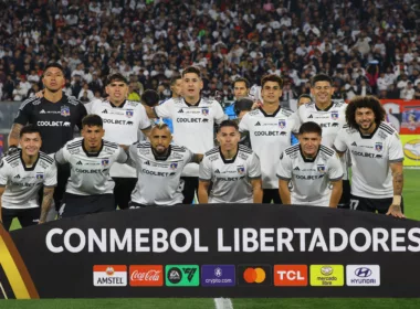 Jugadores de Colo-Colo formados antes de entrar a la cancha en Copa Libertadores.