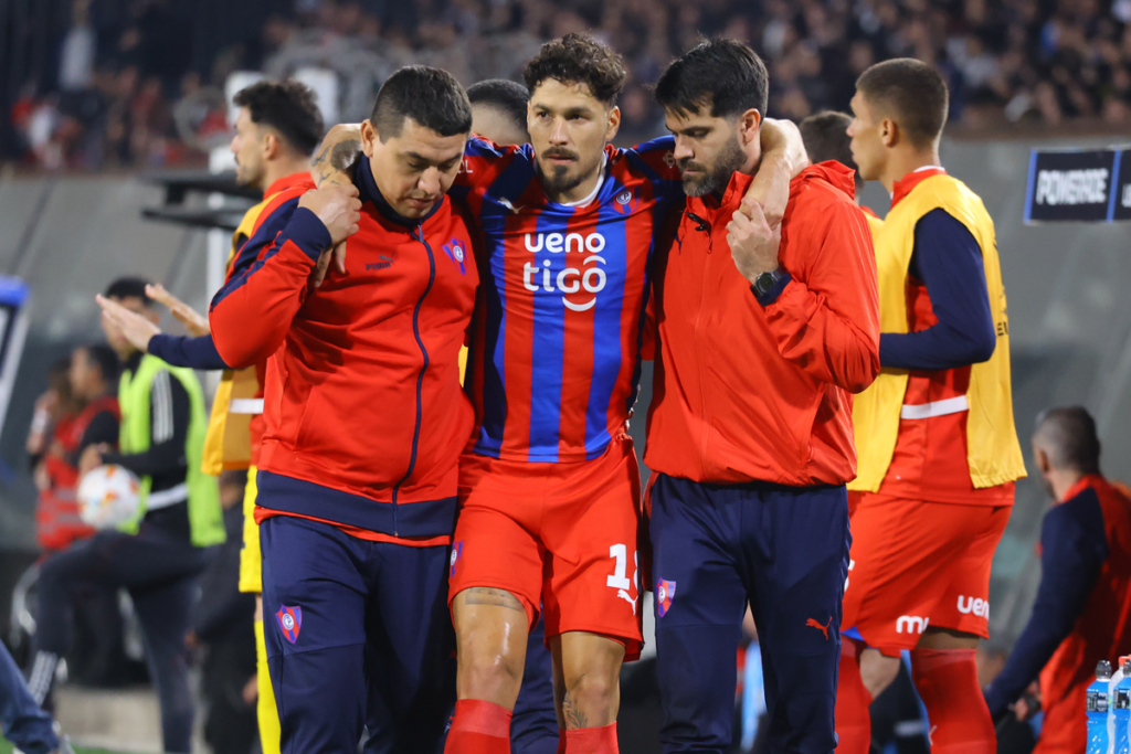 Bruno Valdéz es retirado por personal médico de Cerro Porteño tras sufrir el corte de ligamentos cruzados de su rodilla derecha.