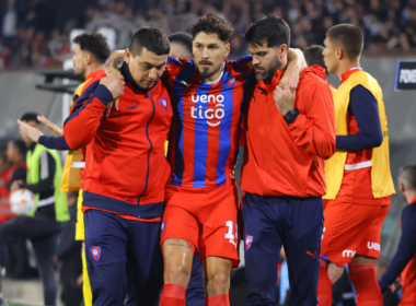 Bruno Valdéz es retirado por personal médico de Cerro Porteño tras sufrir el corte de ligamentos cruzados de su rodilla derecha.