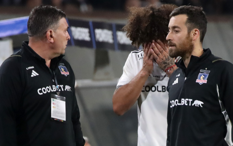 Maximiliano Falcón se toma la cabeza y es acompañado por el cuerpo médico de Colo-Colo tras sufrir una lamentable lesión