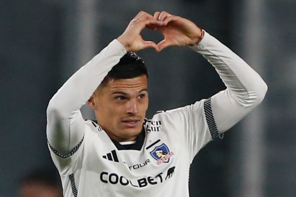 Lucas Cepeda realiza un corazón con sus manos en plena celebración de un gol con la camiseta de Colo-Colo.