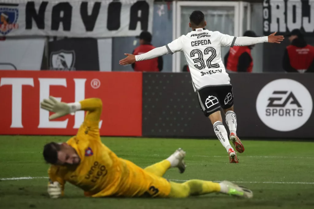 Lucas Cepeda de espalda celebrando su gol con Colo-Colo frente a Cerro Porteño.