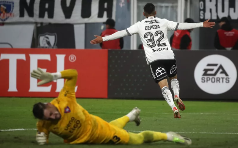 Lucas Cepeda de espalda celebrando su gol con Colo-Colo frente a Cerro Porteño.