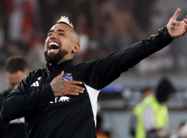 Arturo Vidal se golpe el pecho y levanta uno de sus brazos de manera eufórica en plena celebración con la camiseta de Colo-Colo.