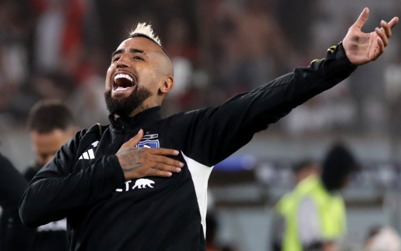 Arturo Vidal se golpe el pecho y levanta uno de sus brazos de manera eufórica en plena celebración con la camiseta de Colo-Colo.