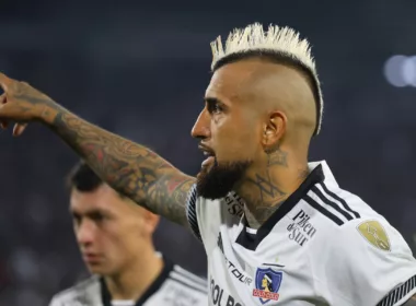 Arturo Vidal repartiendo una instrucción en pleno partido con la camiseta de Colo-Colo durante la temporada 2024.