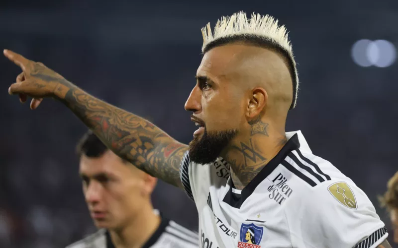 Arturo Vidal repartiendo una instrucción en pleno partido con la camiseta de Colo-Colo durante la temporada 2024.