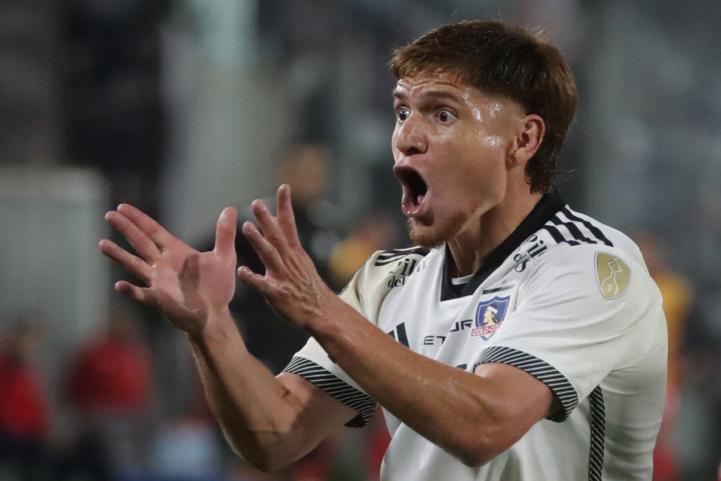 Leonardo Gil levanta sus brazos y reclama eufórico una situación con la camiseta de Colo-Colo durante la temporada 2024.