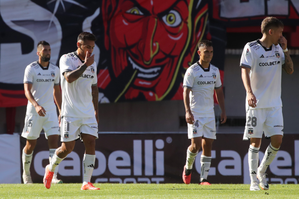 Futbolistas de Colo-Colo con la mirada cabizbaja en plena cancha del Estadio Nelson Oyarzún de Chillán.