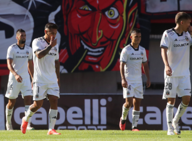 Futbolistas de Colo-Colo con la mirada cabizbaja en plena cancha del Estadio Nelson Oyarzún de Chillán.