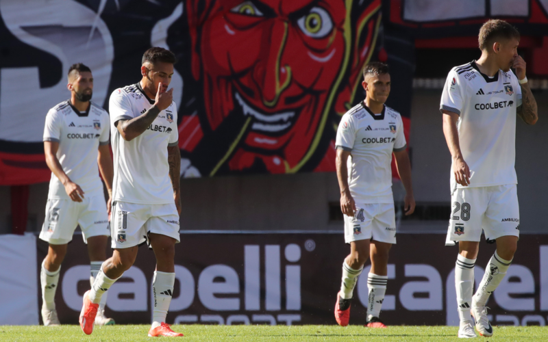 Futbolistas de Colo-Colo con la mirada cabizbaja en plena cancha del Estadio Nelson Oyarzún de Chillán.