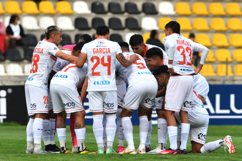 Futbolistas de Cobreloa se abrazan y arengan justo antes de comenzar un compromiso ante Coquimbo por el Campeonato Nacional 2024.