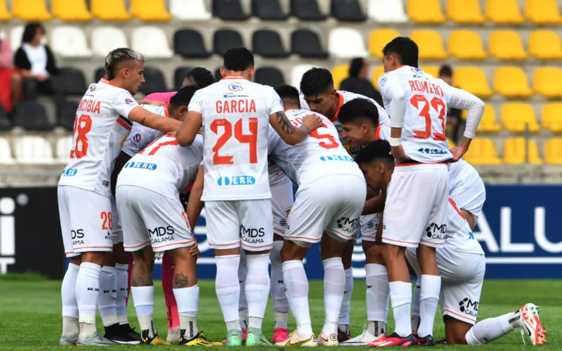 Futbolistas de Cobreloa se abrazan y arengan justo antes de comenzar un compromiso ante Coquimbo por el Campeonato Nacional 2024.