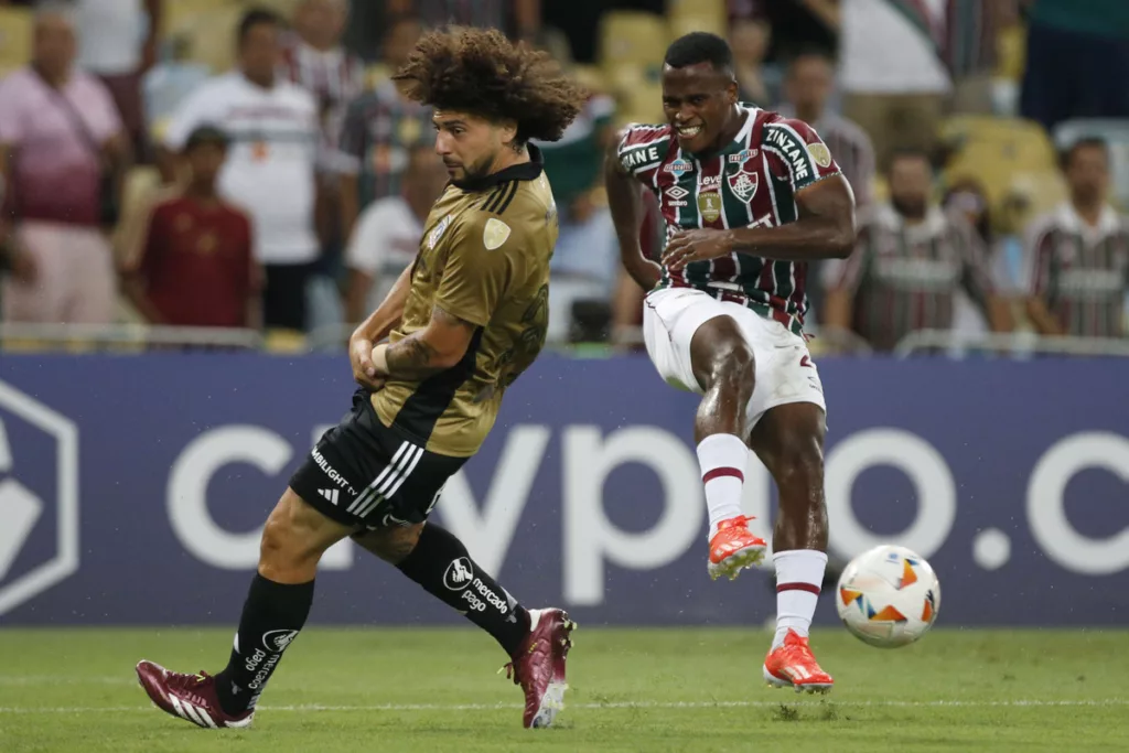 Jhon Arias remata al pórtico con la camiseta de Fluminense ante la marca de Maximiliano Falcón, jugador de Colo-Colo.