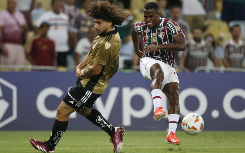 Jhon Arias remata al pórtico con la camiseta de Fluminense ante la marca de Maximiliano Falcón, jugador de Colo-Colo.