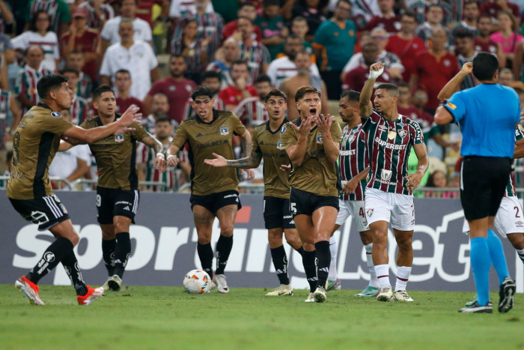 Futbolistas de Colo-Colo eufóricos reclaman al árbitro Jesús Valenzuela en pleno partido ante Fluminense en el Estadio Maracaná.