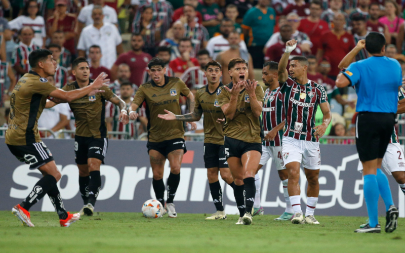 Futbolistas de Colo-Colo eufóricos reclaman al árbitro Jesús Valenzuela en pleno partido ante Fluminense en el Estadio Maracaná.