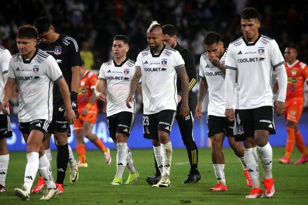 Futbolistas de Colo-Colo se retiran de la cancha principal del Estadio Monumental muy cabizbajos y tristes tras caer por 0-2 ante Cobreloa por la octava fecha del Campeonato Nacional 2024.