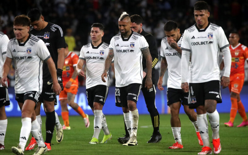 Futbolistas de Colo-Colo se retiran de la cancha principal del Estadio Monumental muy cabizbajos y tristes tras caer por 0-2 ante Cobreloa por la octava fecha del Campeonato Nacional 2024.